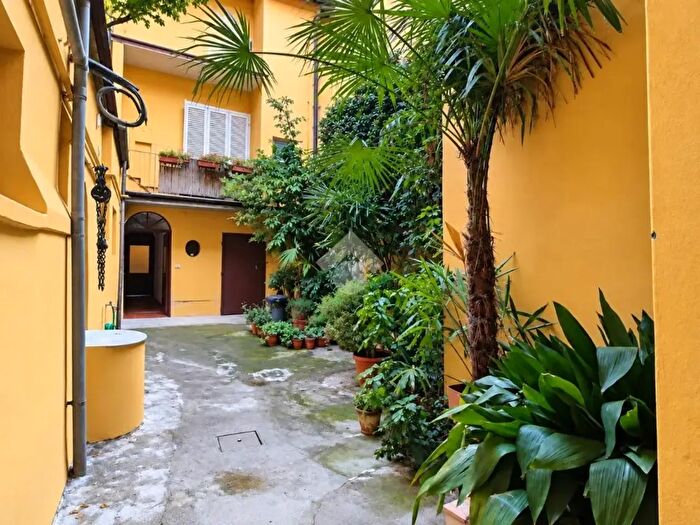 Appartamento trilocale in vendita in Via Fondazza, Bologna