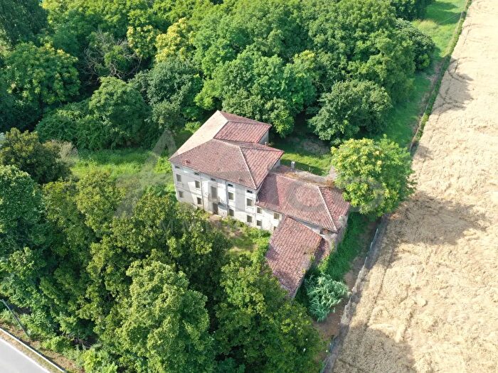 Casa con 20 locali in vendita in Via Giotto, Rovigo
