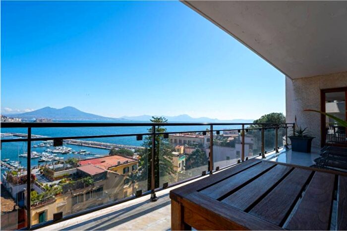 Appartamento con 6 locali in affitto in Via Orazio, Posillipo, Napoli