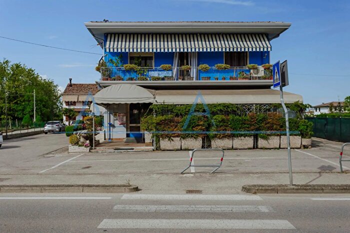 Casa con 12 locali in vendita in Campolongo Maggiore, Campolongo Maggiore