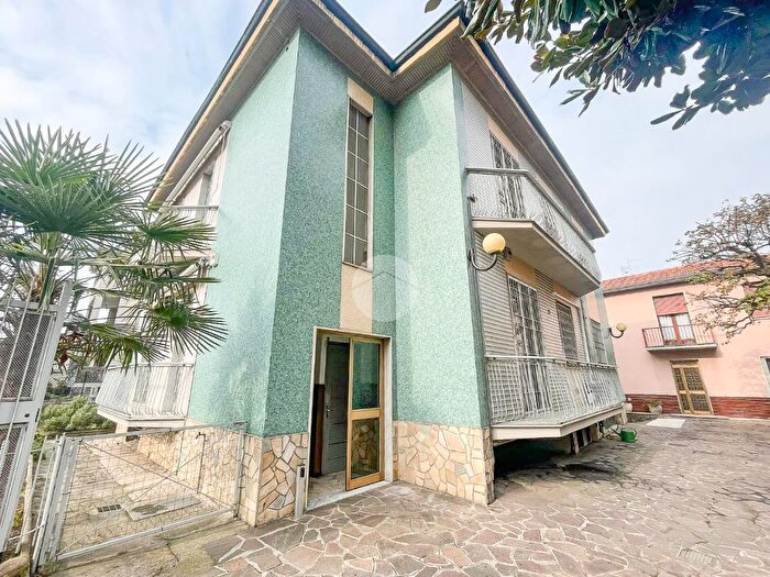 Casa con 6 locali in vendita in Via l Cadorna, Cormano