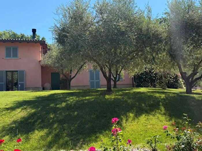 Casa con 8 locali in vendita in Perugia