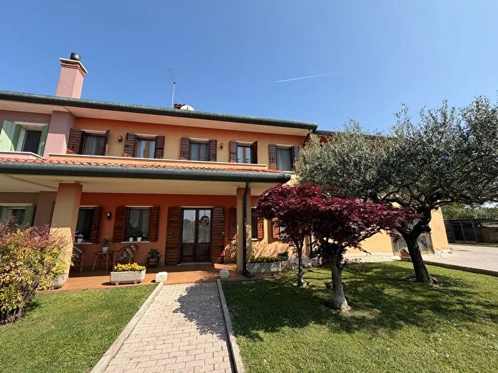 Casa con 6 locali in vendita in Via Dese, Massanzago