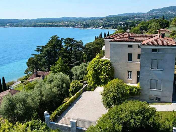 Casa con 11 locali in vendita in Padenghe Sul Garda