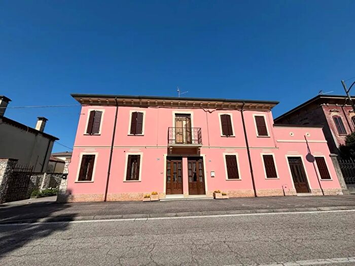 Casa con 6 locali in vendita in Via Roma, Bonavigo