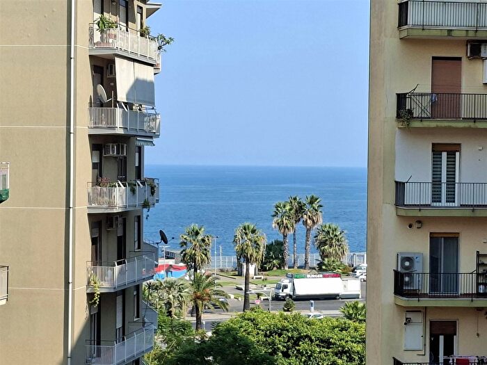 Appartamento con 5 locali in affitto in Viale Jonio, Catania