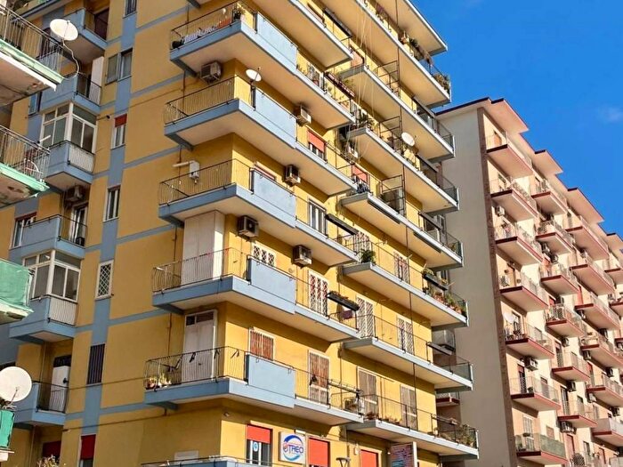 Appartamento trilocale in affitto in Via Diocleziano, Fuorigrotta, Napoli