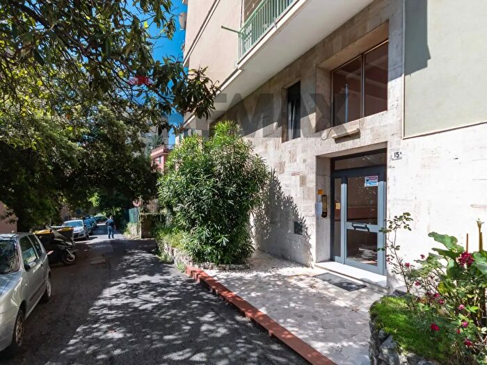 Appartamento con 6 locali in vendita in Via Gabriele Rossetti a, Genova