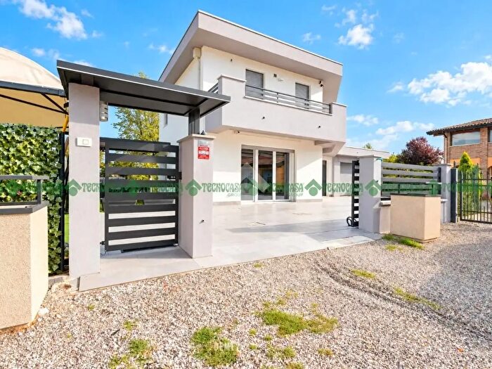 Casa quadrilocale in vendita in Via Commenda, Castelfranco Emilia