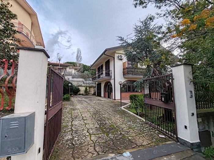 Casa con 6 locali in affitto in Via Aldo Moro, Nicolosi