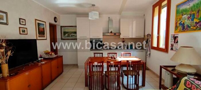 Appartamento con 6 locali in vendita in Via Varese, Pesaro