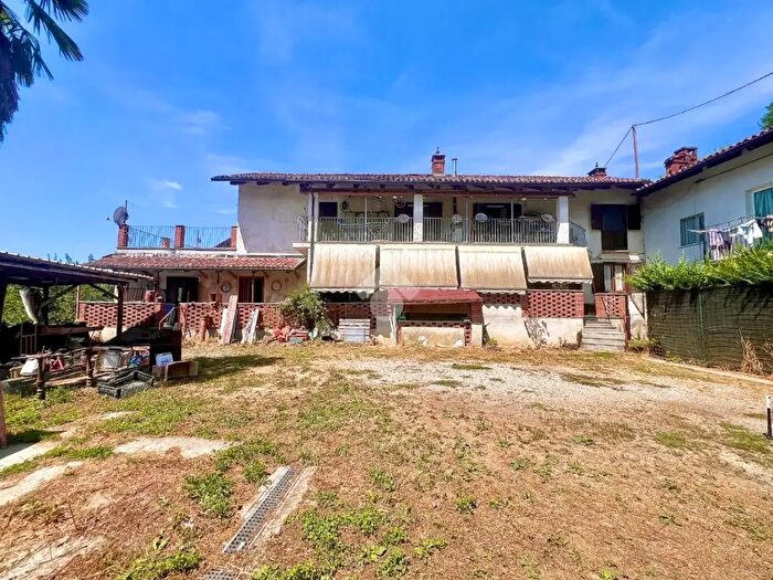 Casa con 8 locali in vendita in Frazione Ranello, Castelnuovo Don Bosco