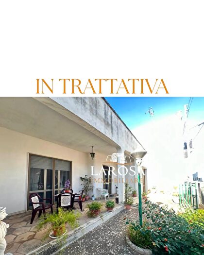 Casa con 7 locali in vendita in Vernole