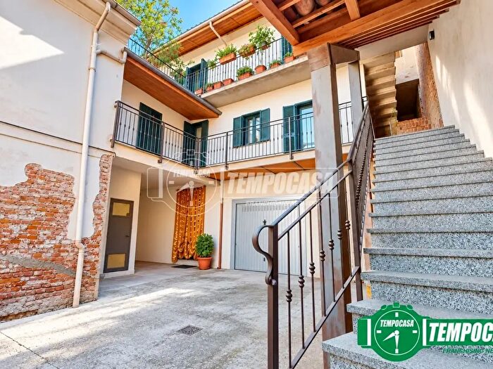 Casa con 5 locali in vendita in Valenza