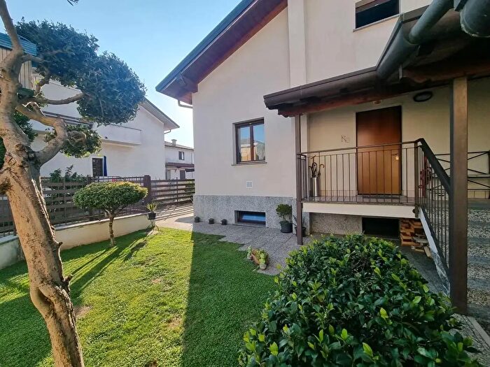 Casa trilocale in vendita in Via Poma, Limbiate