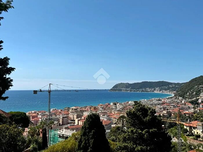 Appartamento trilocale in vendita in Via Rangè, Alassio