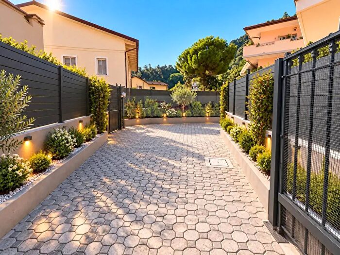 Appartamento quadrilocale in vendita in Via Giorgietto, Montignoso