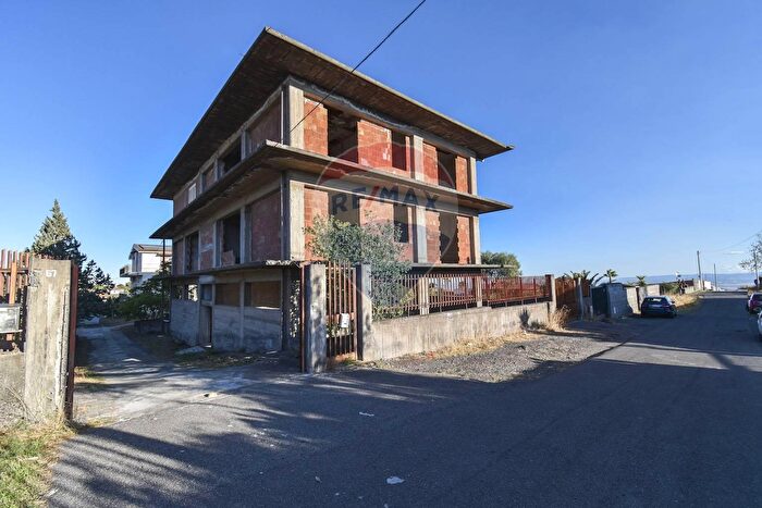 Appartamento con 10 locali in vendita in Via del Pettirosso, Belpasso