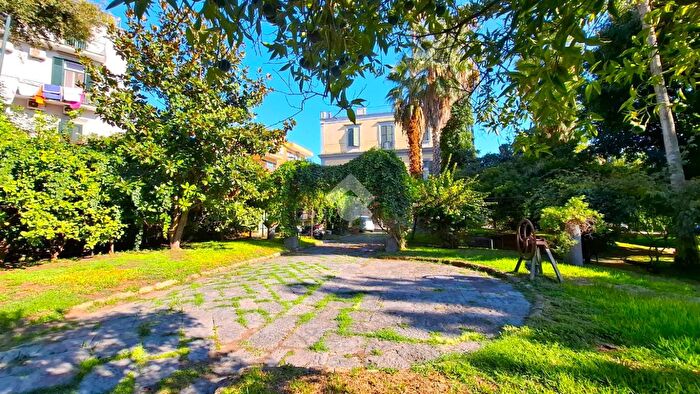 Casa con 10 locali in vendita in Traversa Batelli, Portici