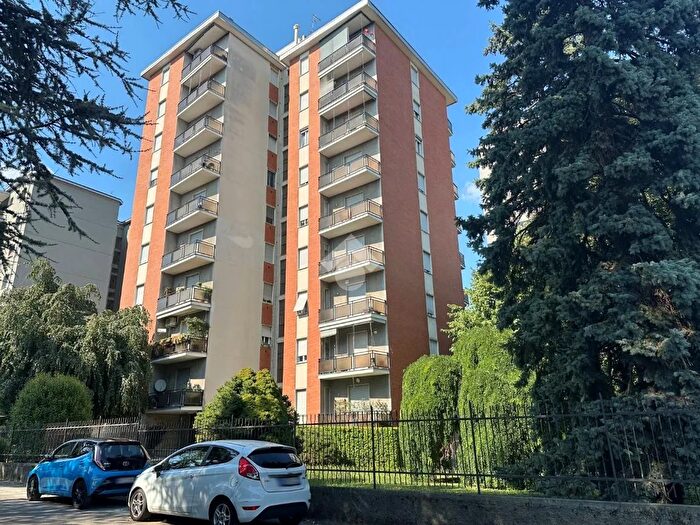 Appartamento trilocale in vendita in Via Rezzonico, Carate Brianza