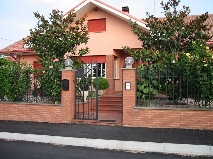 Casa con 9 locali in vendita in Arielli