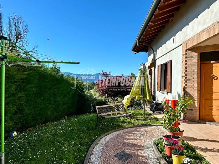 Casa con 8 locali in vendita in Via San Michele, Monticello Brianza