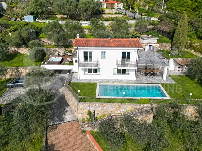 Casa quadrilocale in vendita in Strada Gozo, Sanremo