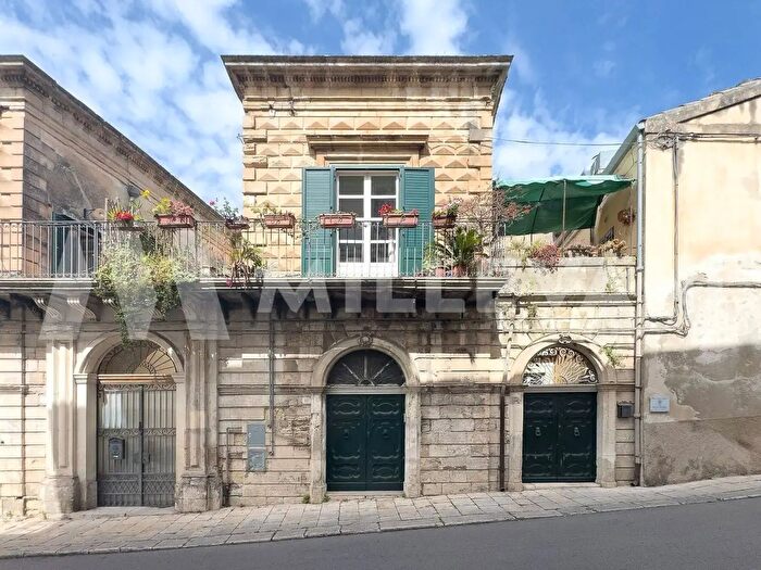 Appartamento con 5 locali in vendita in Via Francesco Crispi, Modica