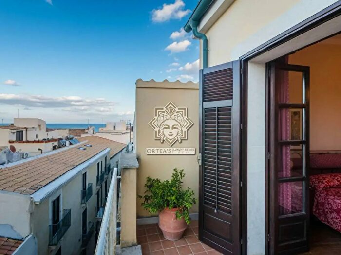 Appartamento con 10 locali in vendita in Via Larga Snc, Siracusa