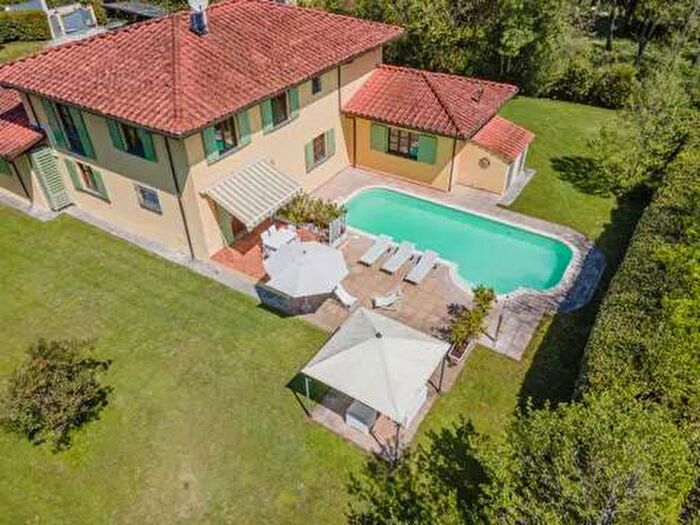 Casa con 6 locali in affitto in Via Leonardo Da Vinci, Roma Imperiale, Forte dei Marmi