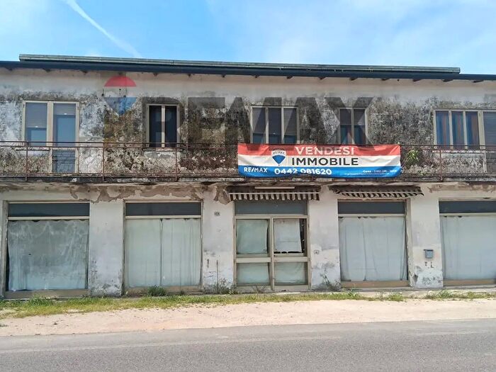 Casa con 11 locali in vendita in Strada Provinciale Legnaghese, Cerea