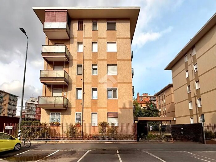 Appartamento trilocale in vendita in Via Orbetello, Milano