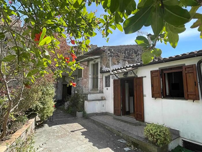 Appartamento bilocale in vendita in Via Roccalvecce, Viterbo