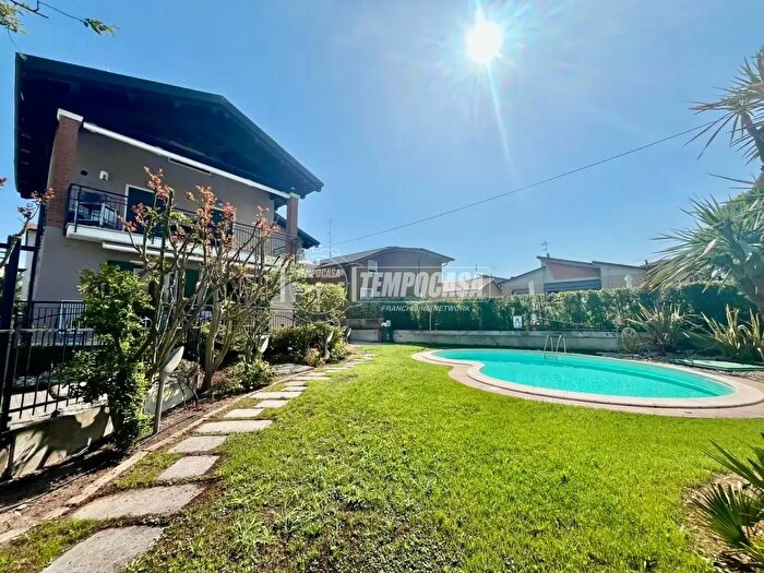 Appartamento trilocale in vendita in Via Giacomo Leopardi, Peschiera Del Garda