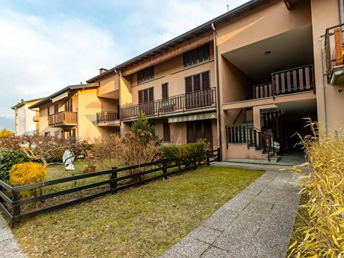 Appartamento trilocale in vendita in Via Santa Valeria, Caglio