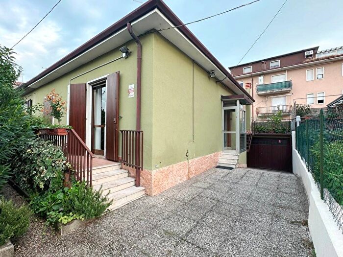 Appartamento quadrilocale in affitto in Via Bengasi, Borgo Roma, Verona
