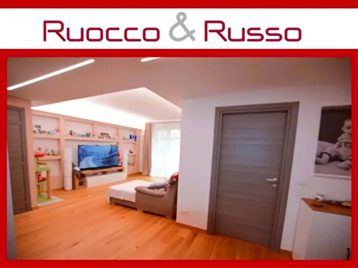 Appartamento trilocale in vendita in Via Capri, Genova