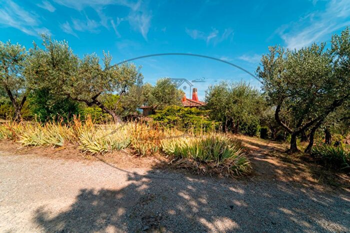 Casa con 12 locali in vendita in Via Chiantigiana, Cavriglia