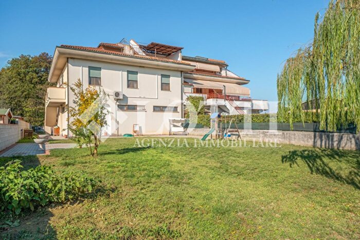 Casa con 10 locali in vendita in a Val di Nievole, Bientina