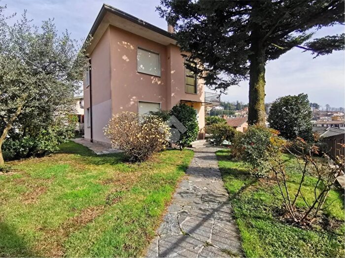 Appartamento trilocale in vendita in Via Verdi, Lipomo