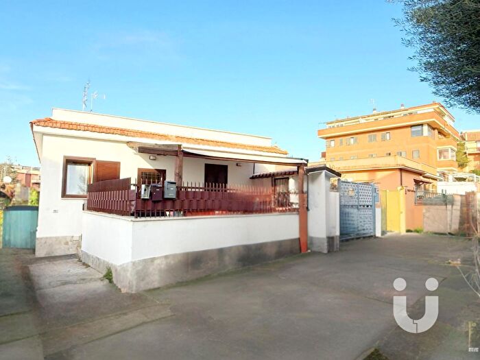 Appartamento trilocale in vendita in Via dei Polenta, Roma