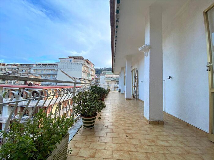 Appartamento con 5 locali in vendita in Via San Donato, Napoli