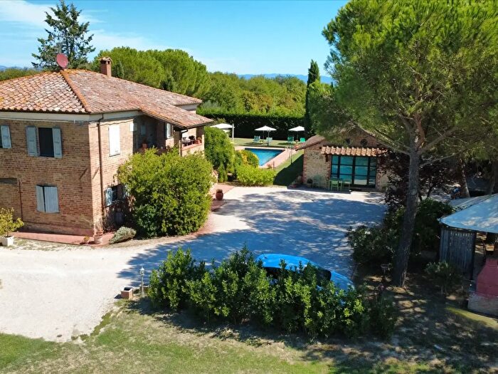 Casa con 20 locali in vendita in Castiglione Del Lago