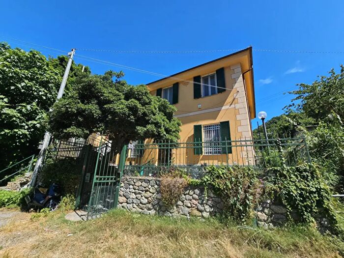 Appartamento trilocale in vendita in Via Repusseno, Savona