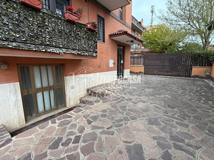 Appartamento trilocale in vendita in Via Bregnano, Roma