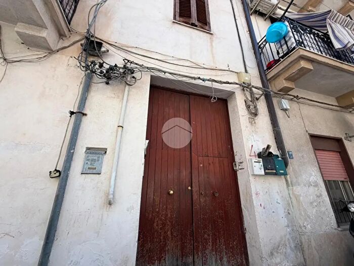 Appartamento trilocale in vendita in Via Regina Bianca, Palermo