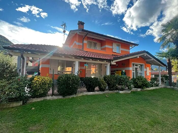 Casa con 6 locali in vendita in Lavena Ponte Tresa