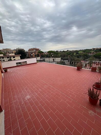 Appartamento con 10 locali in vendita in Via Italo Svevo, Roma