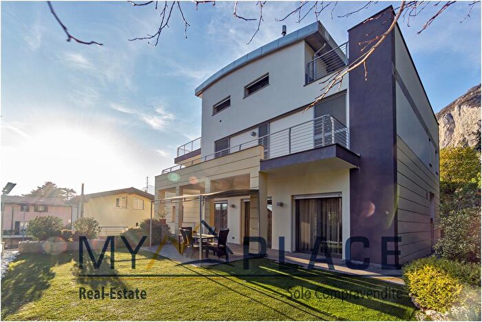 Casa con 10 locali in vendita in Via Salerno, Lecco