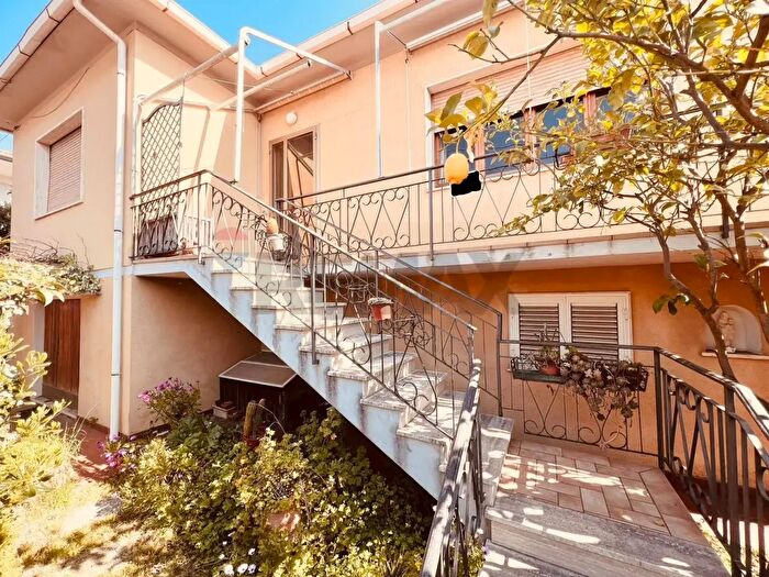 Casa con 10 locali in vendita in Cecina